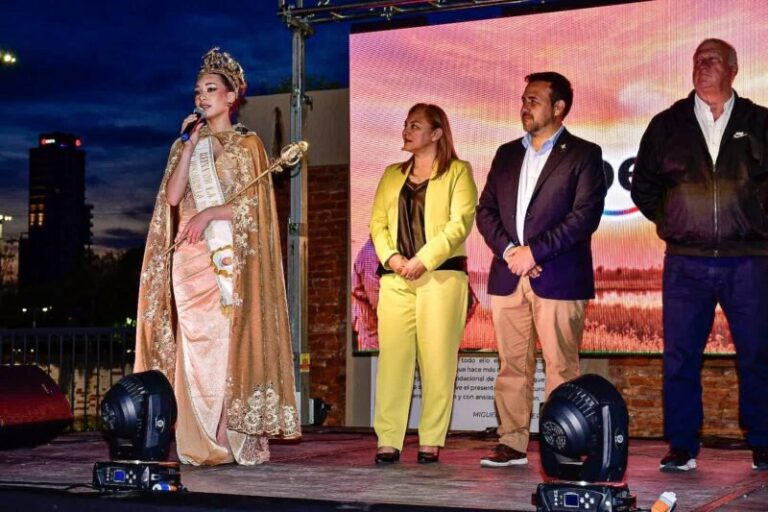 Autoridades y soberanas durante la presentación de la 23ª Fiesta Provincial de la Miel en el predio La Unidad de Corrientes