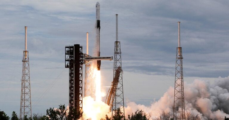 Cohete Falcon 9 de SpaceX despegando desde Cabo Cañaveral con la misión Crew-13