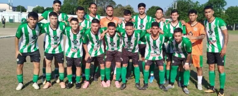 Jugadores de Sportivo Corrientes y Deportivo Mandiyú disputando un balón durante un partido de la Liga Correntina de Fútbol
