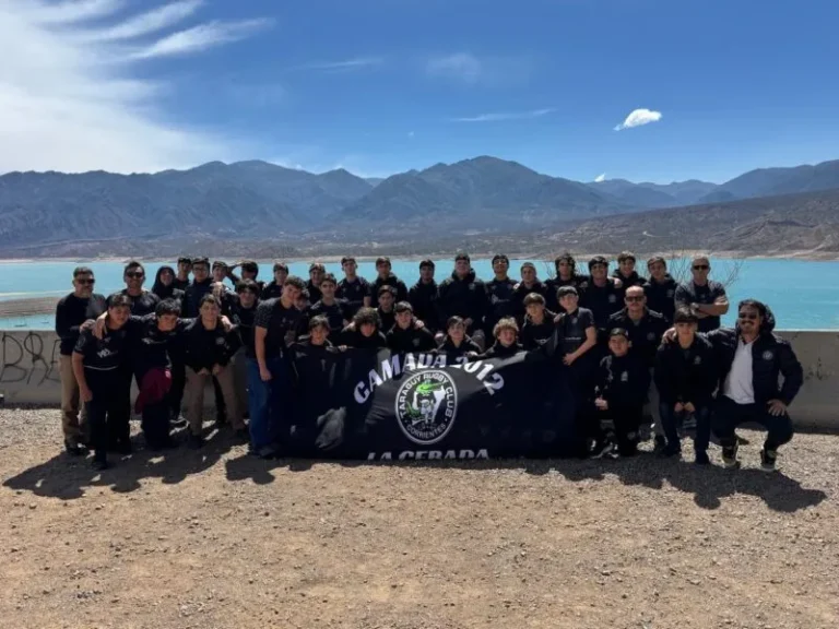 Equipo juvenil del Club Taraguy durante un viaje deportivo