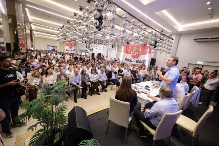 Sesión de la Convención Provincial de la UCR de Corrientes en el Salón Lapacho del Club San Martín