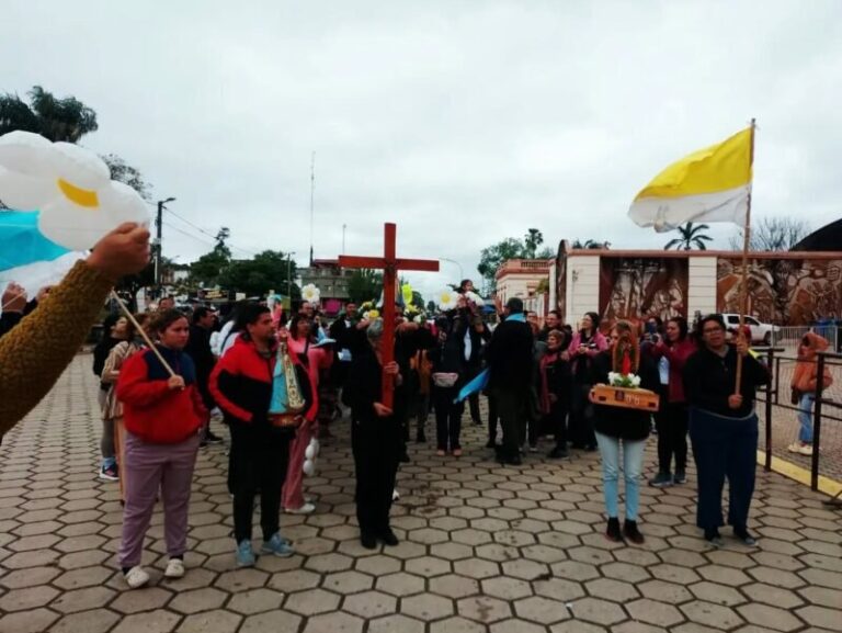 Peregrinos de la Unne ingresando al atrio de la Basílica de Itatí