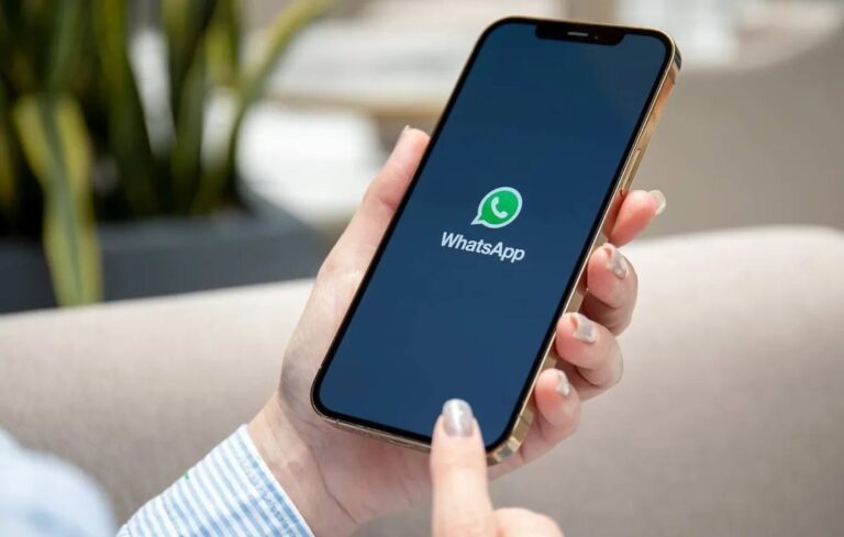Logotipo de WhatsApp sobre fondo verde