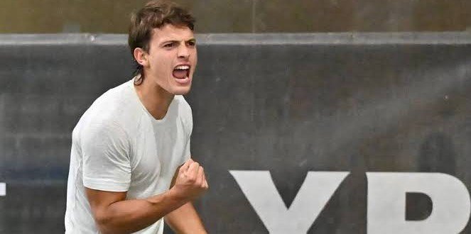 Tenista Carlos María Zárate durante un partido en polvo de ladrillo